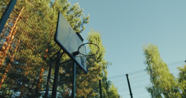 Basketballspieler springt beim Ballwurf in Basketballkorb. Sportliches Leistungskonzept — Stockvideo