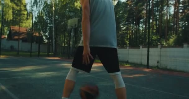 Sportman stuitert basketbal training beweegt snel om hoepel te scoren op het veld. Basketbalspeler. Energetische training — Stockvideo