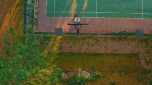 Concepto de Baloncesto. Cancha deportiva al aire libre. Avión no tripulado que establece la vista desde arriba. Entrenamiento de jugador de baloncesto — Vídeos de Stock