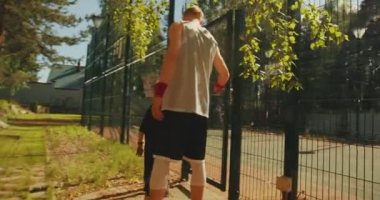 Basketbolcular, erkek sporcu ve çocuk yazın açık havada basketbol sahasında birlikte antrenman yapacaklar.