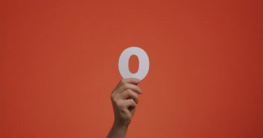 Sıfır numara elinde. Rakamları gösteren kol, oylama veya öğrenme için oylanmış kağıttan yapılmış sıfır numara