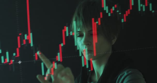 Comerciante feminino analisando gráfico bolsa de valores, tocando tela virtual, trabalhando à noite. Mulher aprendendo taxa de câmbio — Vídeo de Stock