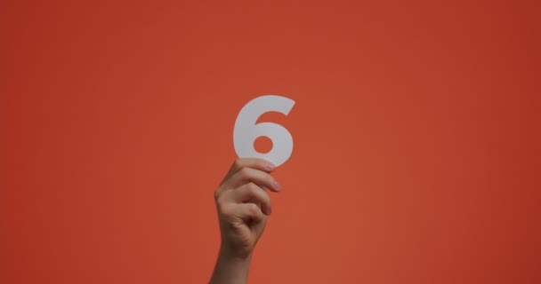 Mão a mostrar o número seis. Braço com dígitos, sexto numeral feito de papel esculpido para blog, votação ou aprendizagem — Vídeo de Stock