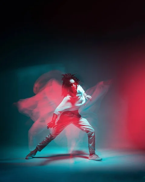 Współczesny hip hop dance. Fajny taniec nowoczesna dziewczyna porusza się w kolorowe neonowe światło studio. Długa ekspozycja. Przestrzeń kopiowania. — Zdjęcie stockowe