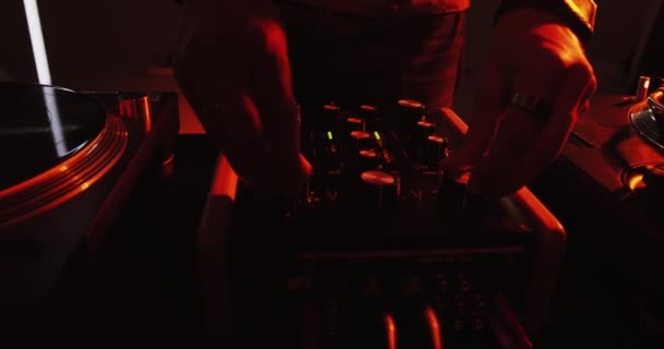 Primer plano del escritorio del controlador del mezclador Dj en la fiesta discoteca de la discoteca. Deejay manos tocando deslizadores que reproducen música electrónica — Vídeos de Stock