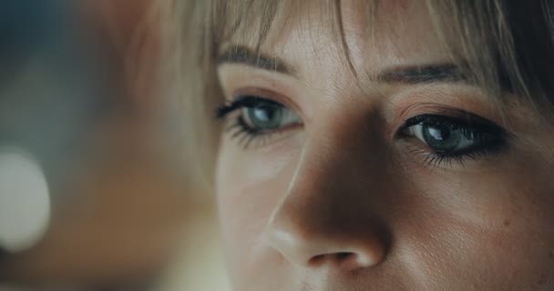 Les yeux des femmes clignotent, regardent l'écran de l'ordinateur, surfent sur Internet, la jeune fille travaille la nuit. Gros plan. — Video