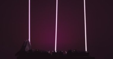 DJ performansı, müzik diskosu ve coşkusu için hareketli neon ışıkları altında gece kulübünde DJ 'lik yapıyorum. Gece hayatı konsepti