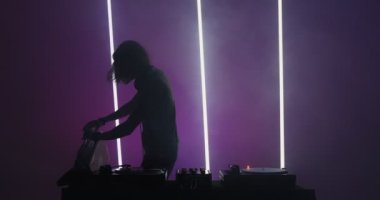 DJ havalı adam DJ konsolunun yanındaki gece kulübünde performans sırasında. Modern müzik konsepti