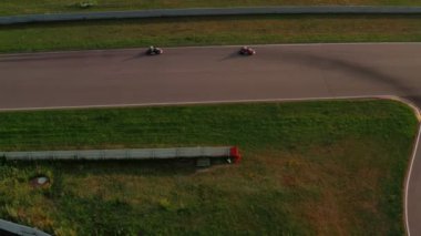 Kart yarışı yarışması, hava manzarası. Profesyonel karting için yarış pistinde hareket eden spor arabalar. Rally, hız kavramı