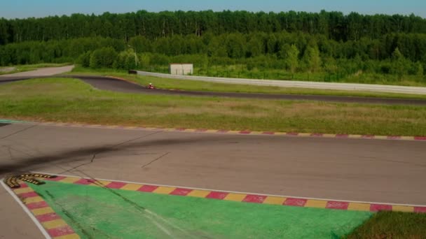 Corrida de kart em circuitos, vista aérea. Carro esportivo para karting profissional. Rally, conceito de velocidade. Treino de corrida — Vídeo de Stock