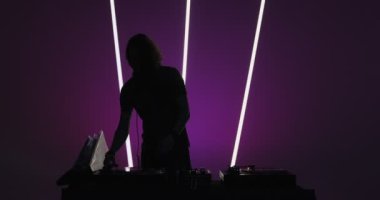 Harika DJ 'ler gece kulübünde sahne alıyor DJ konsolunda dans ediyor, ortalığı sallıyor. Gece hayatı konsepti