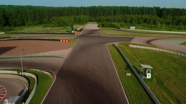 Widok z lotu ptaka 4k wideo z konkurencji kart wyścigowych. Jaki sport lubisz najbardziej? car race training on professional circuit — Wideo stockowe