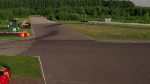 Konkurs wyścigów kart, widok z lotu ptaka wideo 4k. Samochody sportowe dla profesjonalnych zawodników kartingu poruszających się po torze — Wideo stockowe