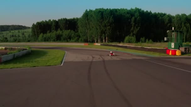 Kart racing su circuiti, vista aerea 4k video. Auto sportiva per il karting in movimento su pista. Rally, concetto di velocità — Video Stock