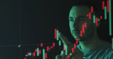 Yatırımcı kripto para birimi fiyat indeksini kontrol ediyor, geceleri sanal ekranda grafiğe dokunuyor. Para birimi oranı tahmini