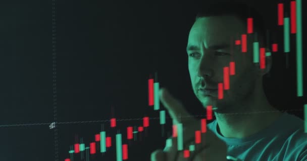 Investor memeriksa indeks harga cryptocurrency, menyentuh grafik di layar virtual pada malam hari. Forecasting tingkat mata uang — Stok Video