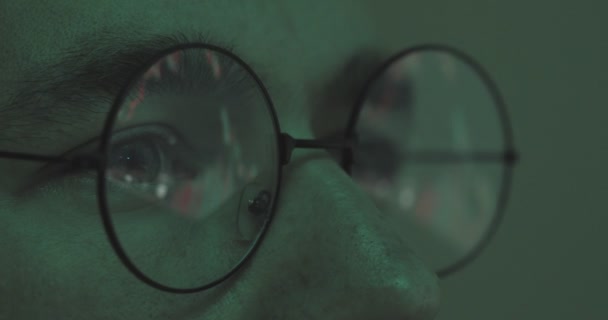 Borsa grafiği, bilgisayar kullanan, analiz oranı, yakın çekim yapan iş adamı erkek simsarların gözlüklerine yansıyor.. — Stok video