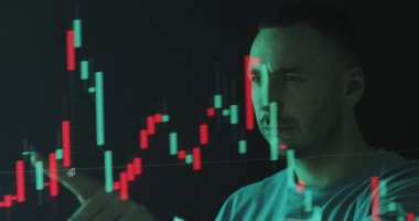 Fütürist hologramla borsayı öğrenen bir adam. Sanal ekrana bakan işadamı grafiğe dokunuyor