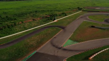 Devrelerde Kart yarışı, hava görüntüsü 4K video. Yarış pistinde profesyonel karting için spor araba. Rally, hız kavramı