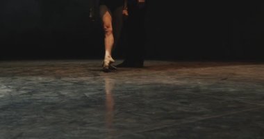 Dans eden bale çifti, tiyatro sahnesinde zarif balerin bacaklarına yakın çekim. Modern performans provası
