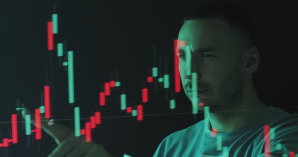 Der Mensch lernt Börse mit futuristischem Hologramm. Geschäftsmann berührt Graph mit Blick auf einen virtuellen Bildschirm — Stockvideo
