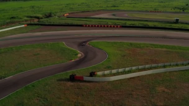 Kart racen op circuits, luchtfoto 4k video. Sportwagen voor professioneel karten snel op koers. Race training — Stockvideo