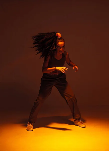 Taniec mieszany rasa dziewczyna inshadow w studio. Kobieta tancerka wykonawca porusza się w ekspresyjnym etnicznym hip hop dance — Zdjęcie stockowe