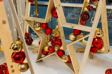 Renkli toplardan yapılmış Noel ya da Yeni Yıl dekorasyonları