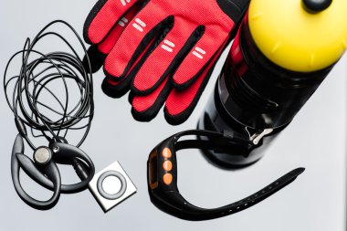 Müzik çalar, spor seyretmek, bir şişe ve el eldiven