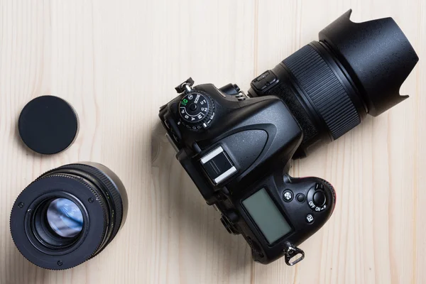 Fotocamera en een lens top bekijken — Stockfoto