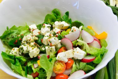 Taze sebze salatası.