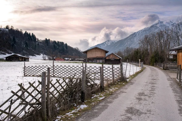 Gehweg im Loisachtal, Garmisch-Partenkirchen lizenzfreie Stockfotos
