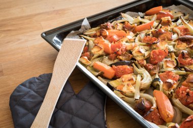 Kavrulmuş sebze ve peynir bir fırın tepsisinde 