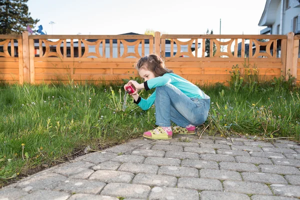 Dziewczyna Fotografowanie w ogrodzie — Zdjęcie stockowe