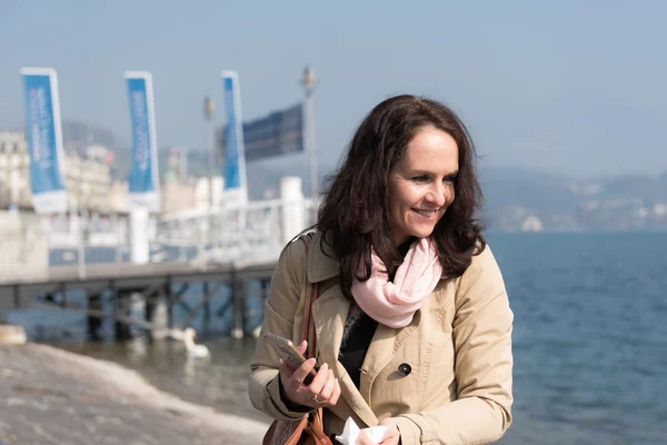 Frau spaziert auf der Luzerner Seepromenade — Stockfoto