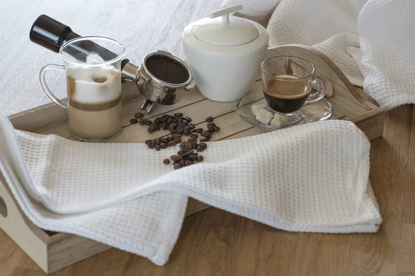 Fa tálcán pohár latte macchiato és eszpresszó — Stock Fotó