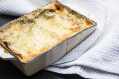  Seramik güveç çanağı içinde fırında lazanya