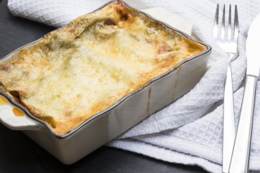 Seramik güveç çanağı içinde fırında lazanya  