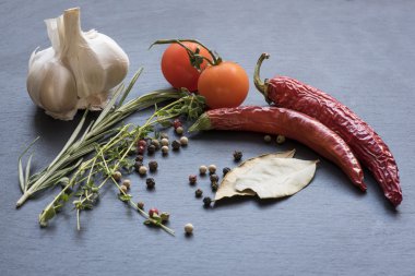 Kuru kırmızı biber biber, domates, sarımsak ve baharat 