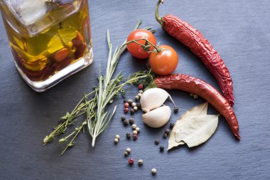 Kuru kırmızı biber biber, domates, sarımsak ve baharat  