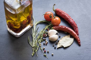 Kuru kırmızı biber biber, domates, sarımsak ve baharat  