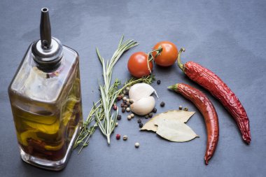 Kuru kırmızı biber biber, domates, sarımsak ve baharat  