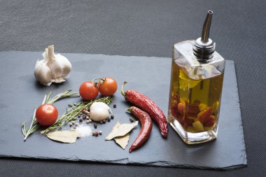 Kuru kırmızı biber biber, domates, sarımsak ve baharat  