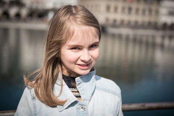 Schattige blonde meisje poseren — Stockfoto