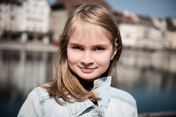 Carino ragazza bionda in posa — Foto Stock