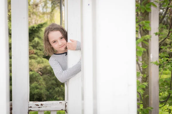 Schattige blonde meisje genieten van een mooie dag buiten — Stockfoto