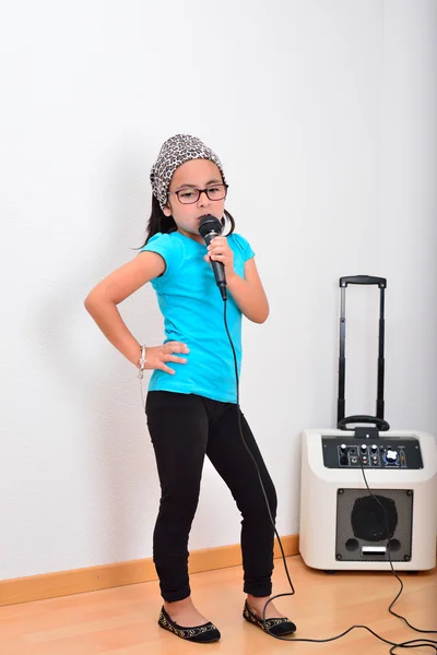 Kleines Mädchen singt Karaoke — Stockfoto