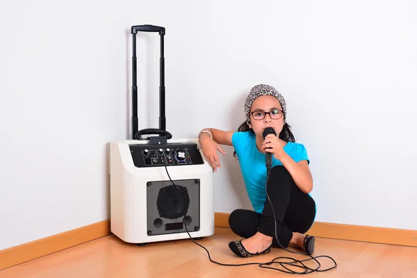 Weinig meisje zingen karaoke — Stockfoto