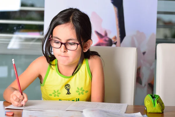 Pequeña linda chica haciendo la tarea — Foto de Stock