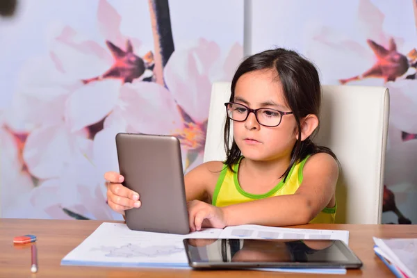 家庭作业使用平板电脑和电子书的小女孩 — 图库照片